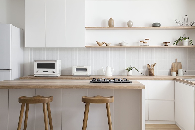 studio AMUSU 早稲田｜白壁と木天板のアイランドキッチン