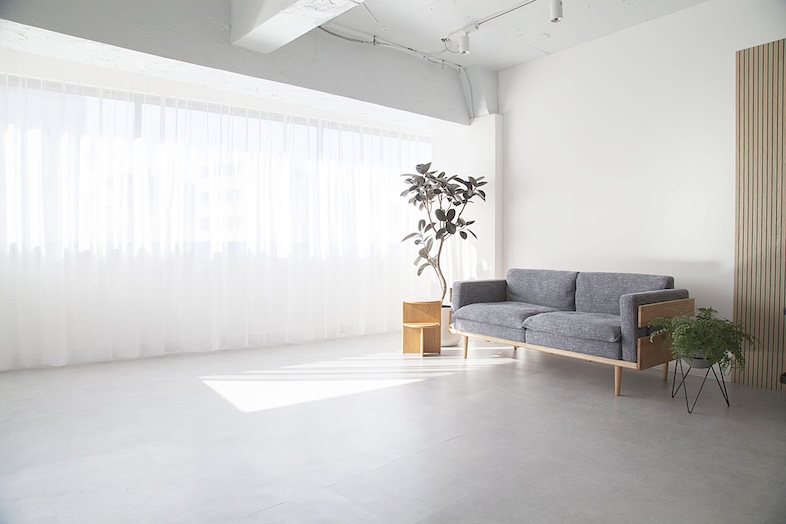 studio AMUSU 早稲田｜大開口窓から光が入る南側リビングは、日中はやわらかい光が床に広がります