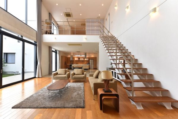 【1F】吹き抜けのリビングとキャットウォーク付き大階段が映える、スタジオ最大の見どころカット