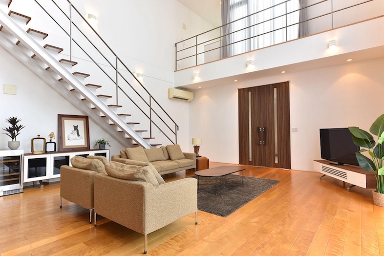 スタジオPia34.辰巳｜【1F】ソファと大きな窓が配されたリビングの全景