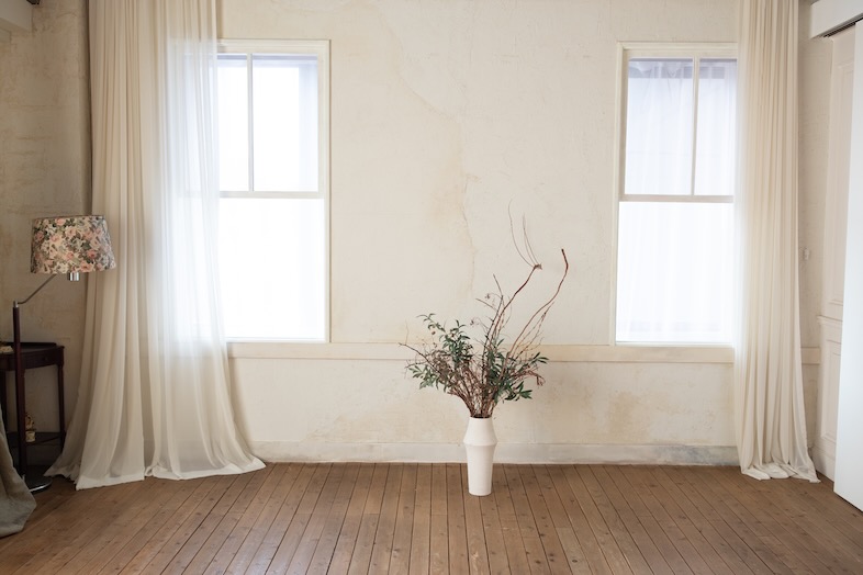 今川スタジオ｜左右の窓から入る光が壁面にやわらかく広がるためポートレートや商品、アパレルなどの撮影に最適