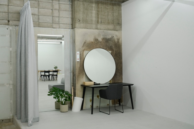 STUDIO ZYX｜大きな丸鏡を備えたメイク台