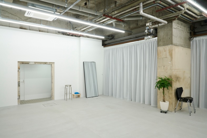 STUDIO ZYX｜グレーのカーテンを背景に撮影も可能