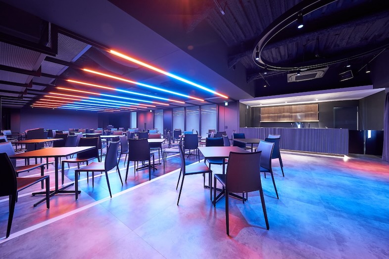 GOBLIN.新橋店 -HALL-｜【8F メインフロア】ブラックで統一された空間は、照明次第で異なる表情を演出可能