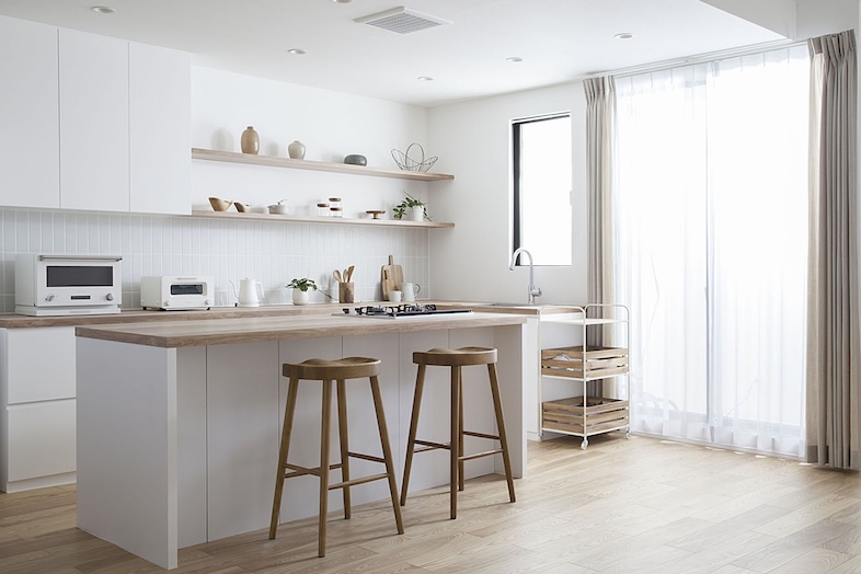 studio AMUSU 早稲田｜LDKは対談動画やWEB収録にもフィットする空間。窓裏にはLEDサービスライトを設置可能です