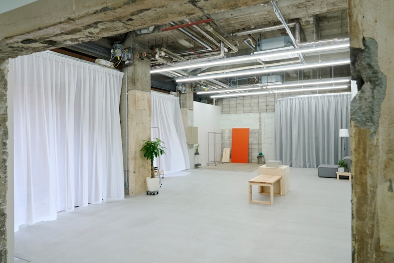 STUDIO ZYX｜天井に走る露出配管が無骨さを演出