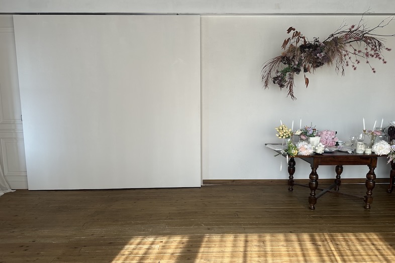 今川スタジオ｜白い壁を背景にしたシンプルで余白のある構図は、ポートレート撮影にも使いやすい