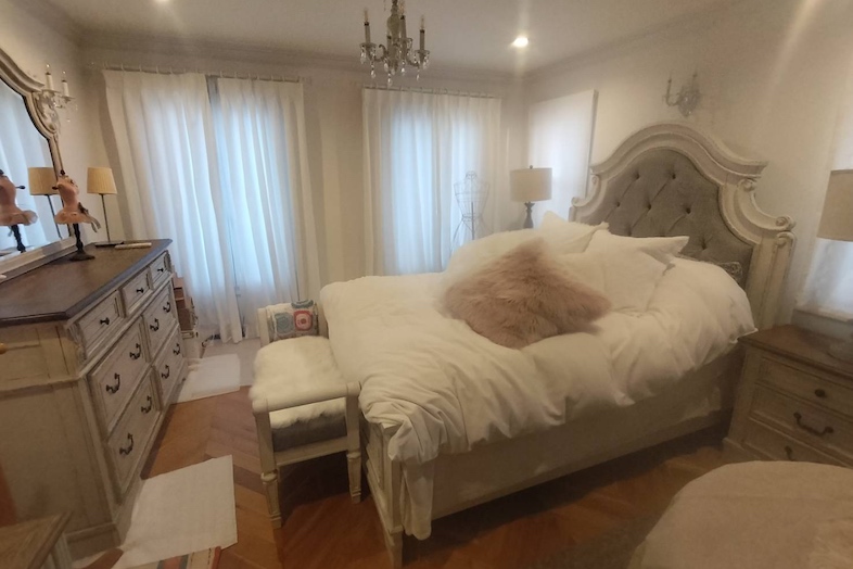 イングリッシュガーデン・ロケーションサービススタジオ︎｜【2F】まるでおとぎ話のような雰囲気のベッドのある寝室