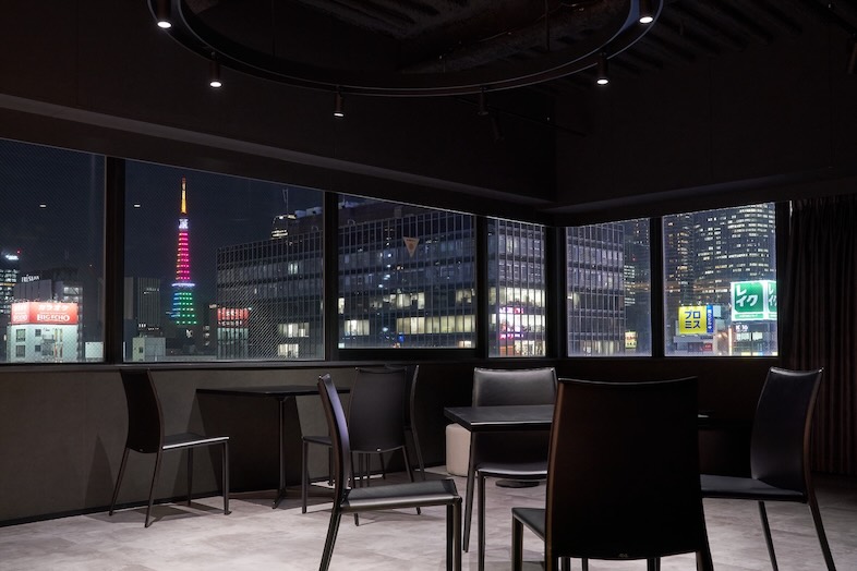 GOBLIN.新橋店 -HALL-｜【8F メインフロア】東京タワーや都会の夜景をバックに撮影可能