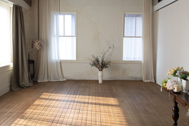 今川スタジオ｜180㎡の広々空間｜床に落ちる光の影とドライフラワーの花瓶がナチュラルな撮影背景に