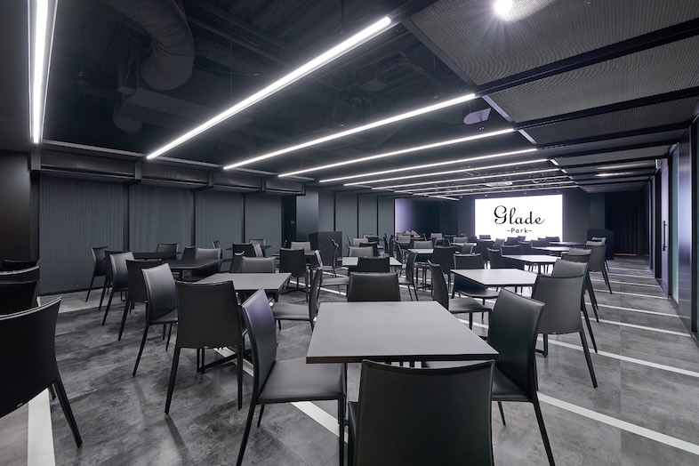 GOBLIN.新橋店 -HALL-｜【8F メインフロア】天井にライン照明が走るスタイリッシュな空間