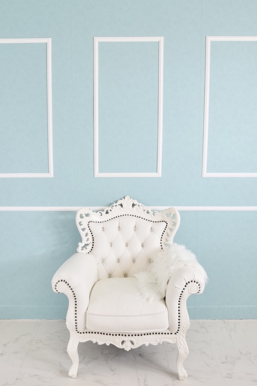 ミートアップルーム栄｜【フォトスタジオ】淡いブルーの壁とアンティーク調のインテリアが映えるフォトジェニックな空間