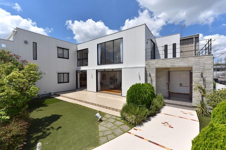 スタジオPia34.辰巳｜【1F】外壁と整備されたエントランスアプローチを正面から捉えた外観カット