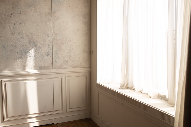 今川スタジオ｜自然光と壁、窓の角が作る柔らかな陰影が自然な立体感を生みます