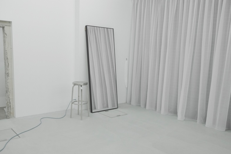 STUDIO ZYX｜全身が映る大型ミラーもあり