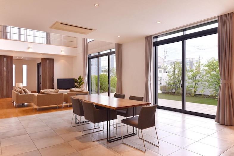 スタジオPia34.辰巳｜【1F】窓から外の緑が見えるダイニング全景