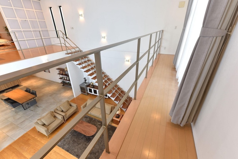 スタジオPia34.辰巳｜【2F】上階から吹き抜け・大階段を見下ろす俯瞰アングル