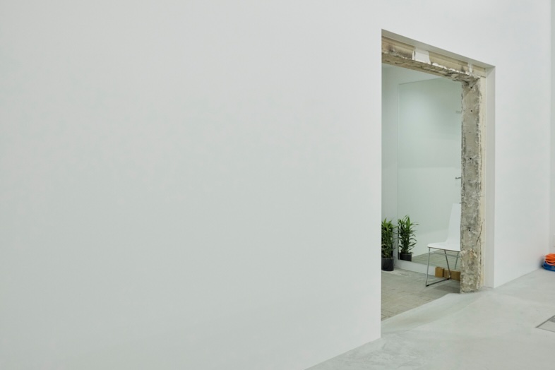 STUDIO ZYX｜開口部奥の通路部分は経年変化を感じるタイル床