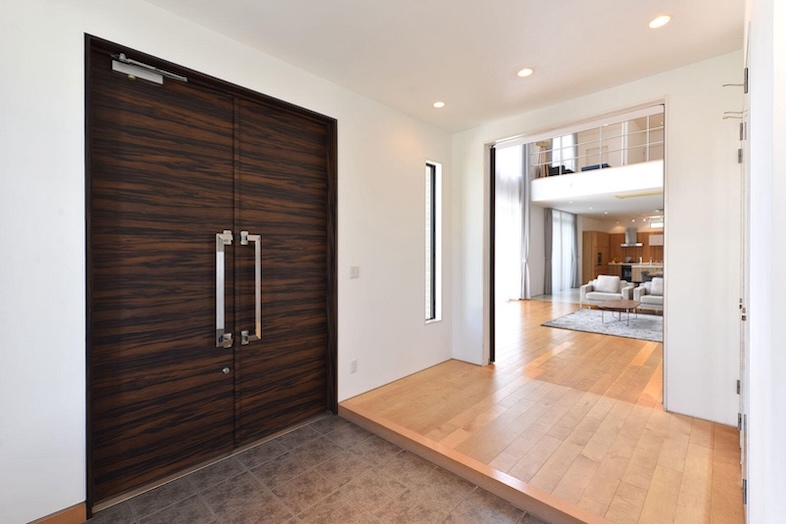 スタジオPia34.辰巳｜【1F】玄関で見送る・迎えるなどのシーン撮影が可能