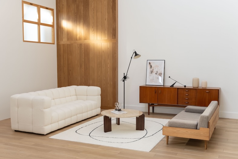 OLD OLIVE｜【Aゾーン】大きな窓から入る自然光が白壁とフローリング床に広がり、北欧モダンらしい上質な余白が生まれます