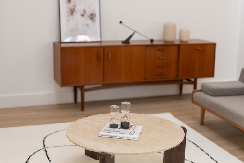 OLD OLIVE｜【Aゾーン】丸いラグの上に置かれたローテーブルと白ソファの組み合わせ