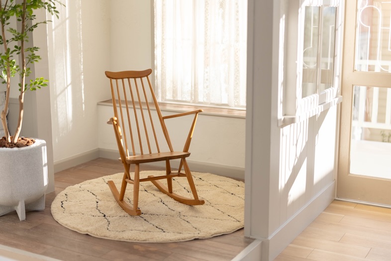 OLD OLIVE｜【Aゾーン】窓辺に置かれたロッキングチェアに光が差し込み床に影を落とす、そんな何気ない瞬間もカメラに収められます