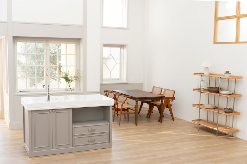 OLD OLIVE｜【Aゾーン】落ち着いたグレーのキッチンと木のダイニングテーブル