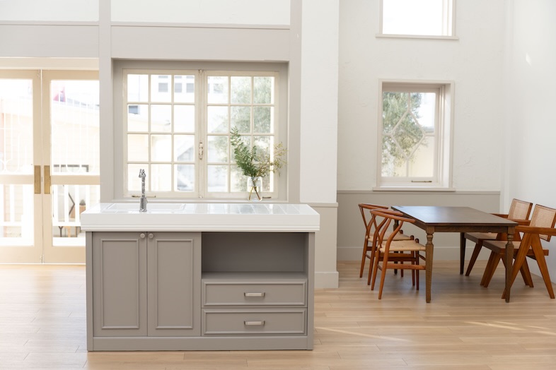 OLD OLIVE｜【Aゾーン】自由にレイアウトを組むことができる可動式キッチン