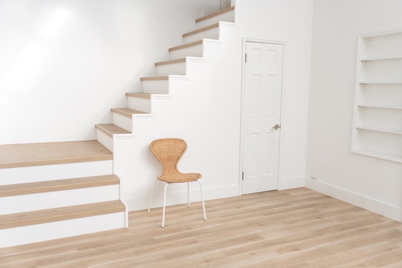 OLD OLIVE｜【Aゾーン】白壁に沿って伸びる木製階段、抜けのある構図は奥行きを活かした人物撮影にも使いやすい