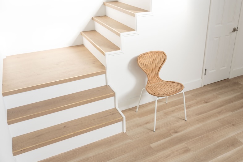 OLD OLIVE｜【Aゾーン】階段下に置かれたデザインチェアがミニマルな空間に軽やかさをプラス