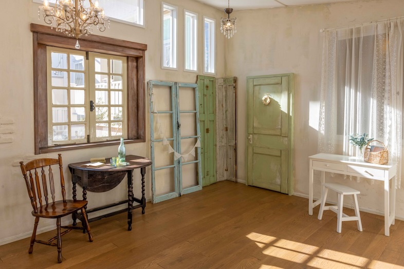 OLD OLIVE｜【Bゾーン】アンティークの木製窓とダイニングセットがシャビーシックな雰囲気に