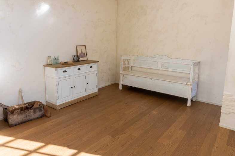 OLD OLIVE｜【Bゾーン】白いベンチと木製チェストが置かれた穏やかな空間