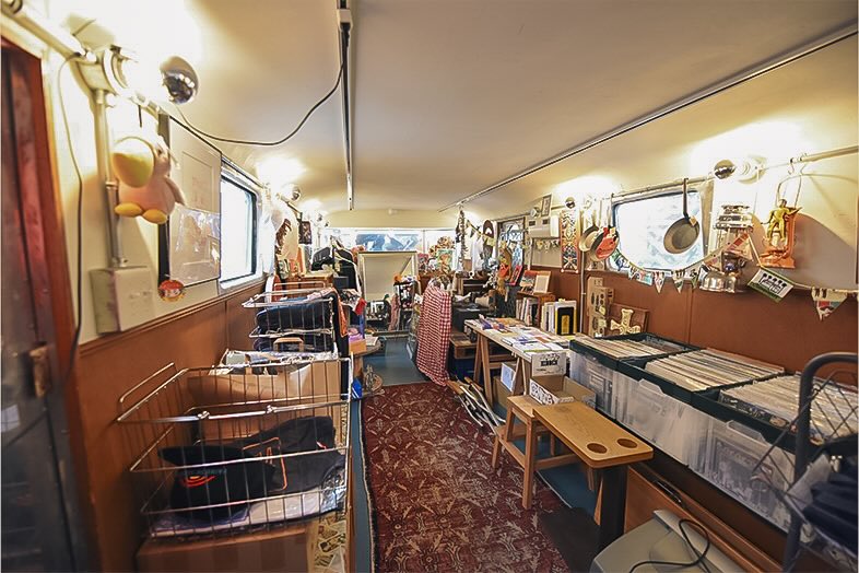 Oldman’s CAFE｜トレーラー内には、レコードをはじめとしたアーティスティックな小物が揃います