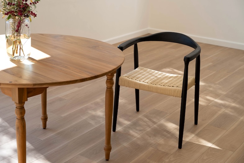 OLD OLIVE｜【Cゾーン】丸テーブルに落ちるやわらかな光がエモーショナル