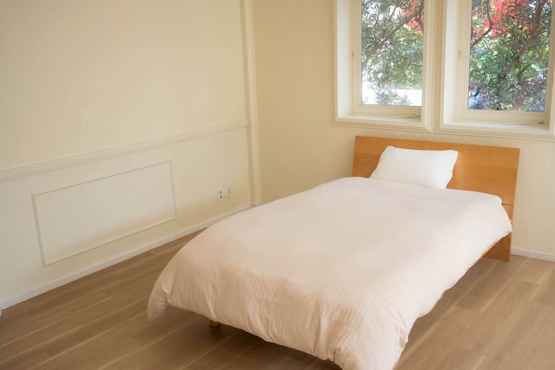 OLD OLIVE｜【Cゾーン】白リネンのベッドと白壁