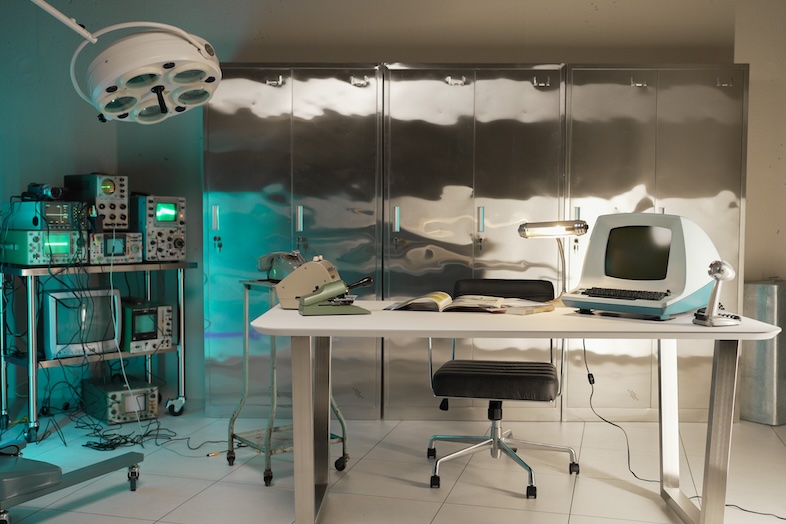 STUDIO PODBASE グリッドスペース旗の台｜無機質な空間にデスクや医療機器のような装置が並ぶ撮影スペース