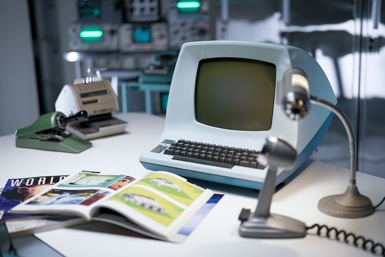 STUDIO PODBASE グリッドスペース旗の台｜古いコンピューター端末とキーボードが並ぶデスクは、MV・PV撮影に最適