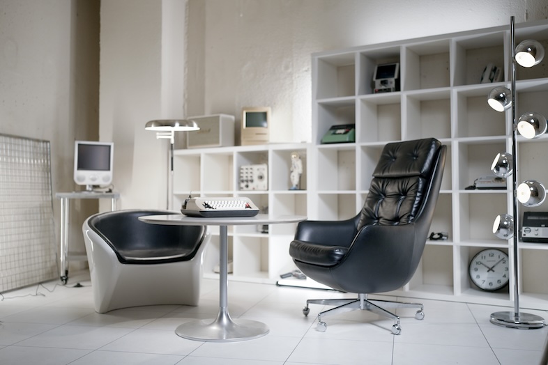 STUDIO PODBASE グリッドスペース旗の台｜白い壁と棚に囲まれたセットスペースには近未来的な椅子とモニターが配置され、研究室のようなシーン演出も可能