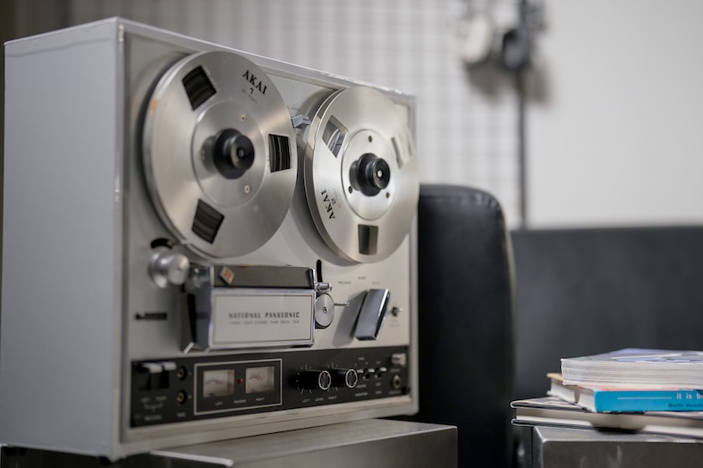 STUDIO PODBASE グリッドスペース旗の台｜大型のオープンリールデッキが置かれたヴィンテージ機材のクローズアップ