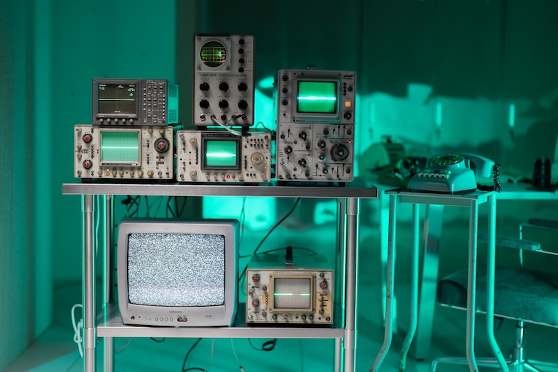 STUDIO PODBASE グリッドスペース旗の台｜レトロSF空間の雰囲気を高めているオシロスコープやブラウン管モニターなどの映像機器が並ぶ棚