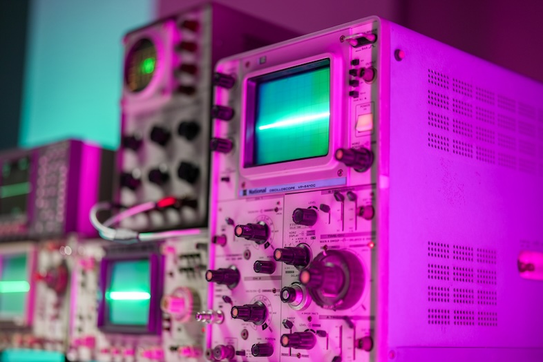 STUDIO PODBASE グリッドスペース旗の台｜カラフルな照明が当てれば、近未来的な演出や特撮風の演出が可能