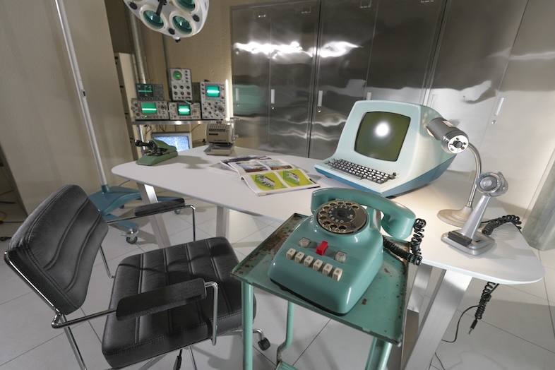 STUDIO PODBASE グリッドスペース旗の台｜メタリックな壁面と合わせて、実験室のようなシーンを作り出せるスペース