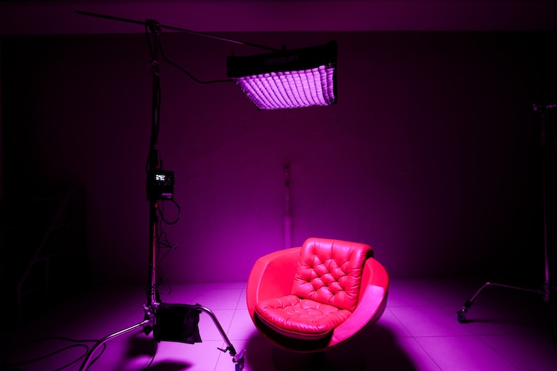 STUDIO PODBASE グリッドスペース旗の台｜ピンク色の照明と赤いラウンジチェアの組み合わせは、MVやアーティスト撮影に最適