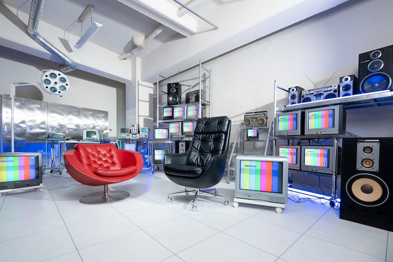 STUDIO PODBASE グリッドスペース旗の台｜白いグリッド空間にブラウン管テレビやヴィンテージ機材が並ぶ近未来的なセット