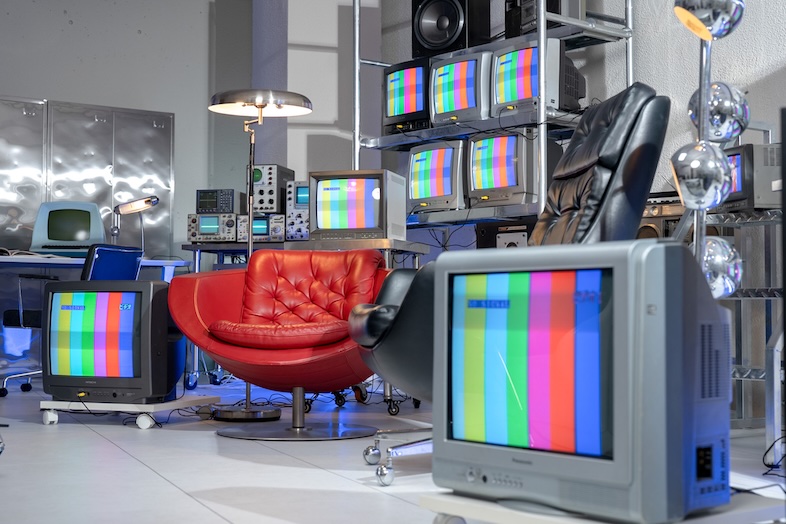 STUDIO PODBASE グリッドスペース旗の台｜カラーバーが表示されたブラウン管テレビが並ぶ背景は、インパクトのある映像演出が可能に