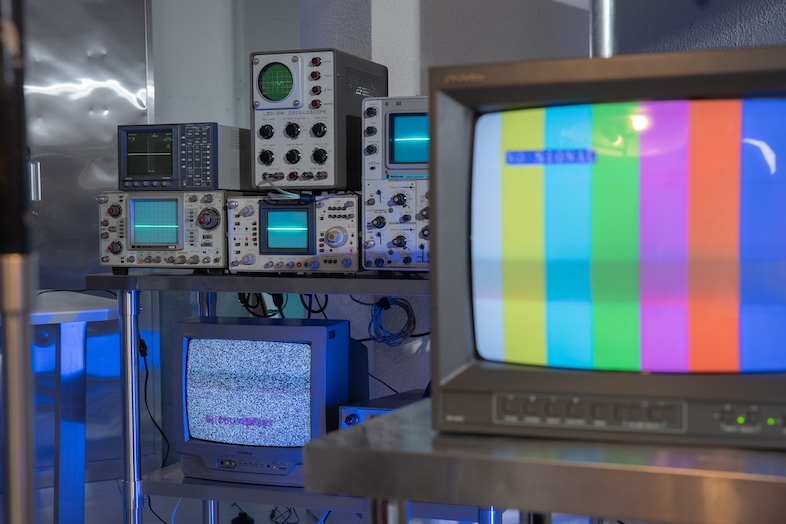 STUDIO PODBASE グリッドスペース旗の台｜ブラウン管テレビやオシロスコープなど映像演出に使える機材を常設