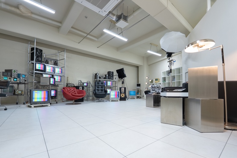 STUDIO PODBASE グリッドスペース旗の台｜白を基調とした空間にビンテージ機材や電子ガジェットが集積する、近未来テイストの撮影スタジオ