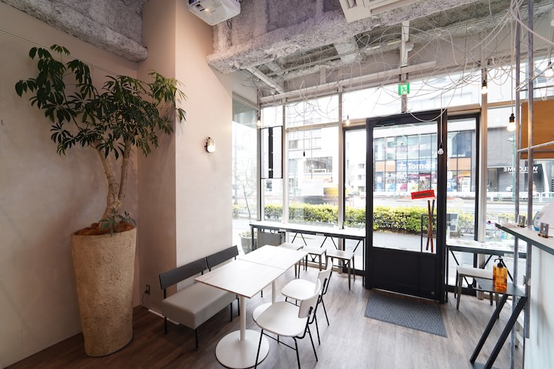 Gallery by Potid｜カフェライクな店内には、カウンター席もあり背景が豊富