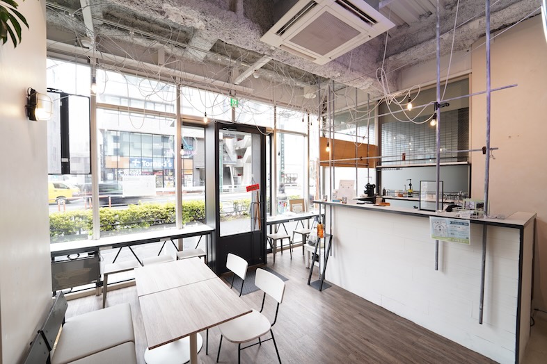 Gallery by Potid｜路面店ならではの眺めも魅力、街並みを背景にシティポップな画も撮れる