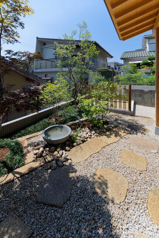 季の棲家｜庭には植栽や自然石が配置された緑豊かな落ち着いた住環境の中にある一棟貸しの撮影ロケーション